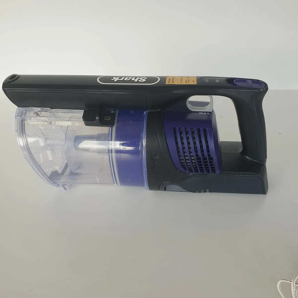 Shark cordless vacuum working video - Image 4
