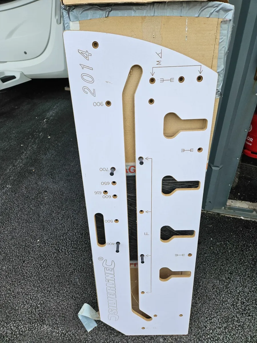 Worktop jig including pins