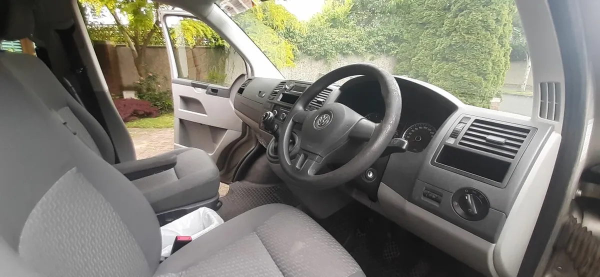 VW T5 Shuttle 2012 - 8 seats SWB - Image 4