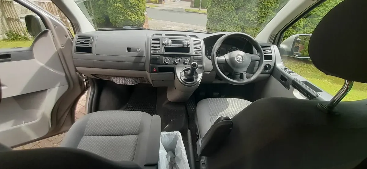 VW T5 Shuttle 2012 - 8 seats SWB - Image 2