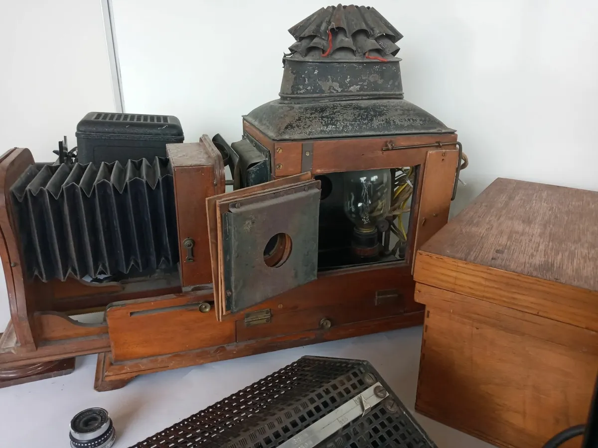Joblot of 3 x Old Projectors and 1 Transformer - Image 3