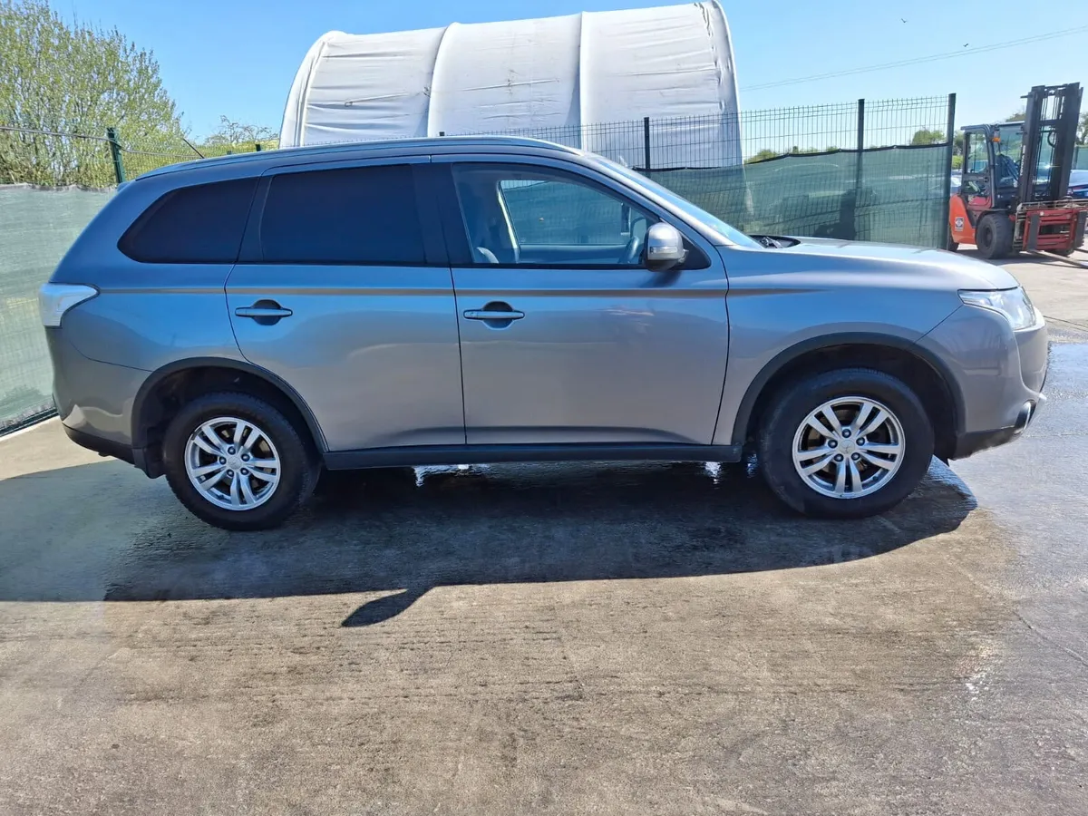 152 Mitsubishi Outlander Commercial - Image 4
