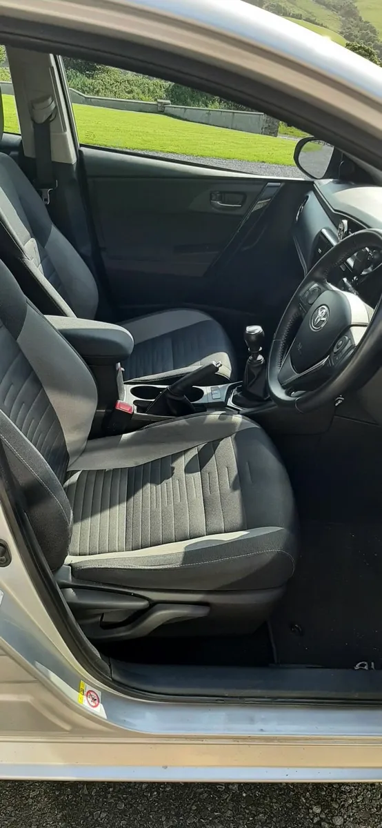 Toyota Auris 2016 - Image 2