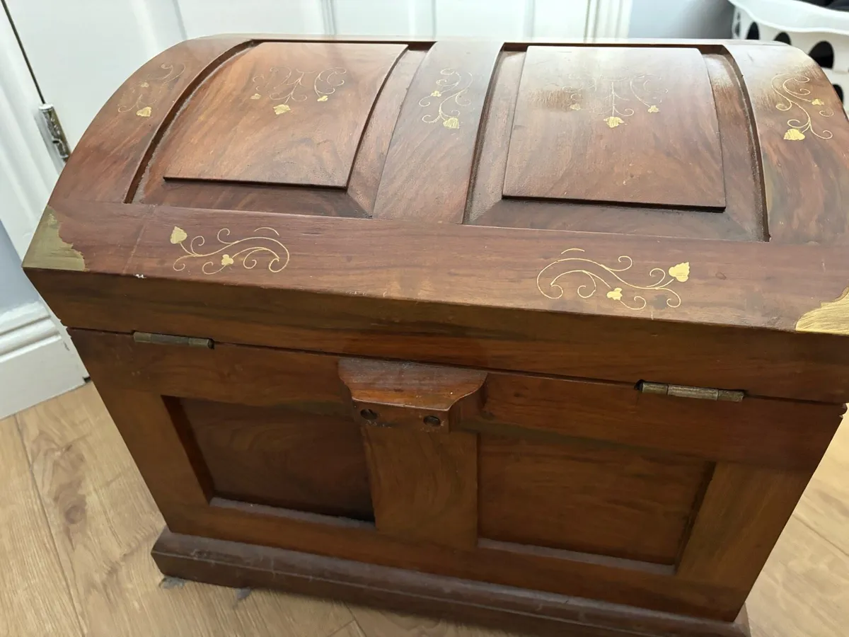 Wooden storage chest - Image 1