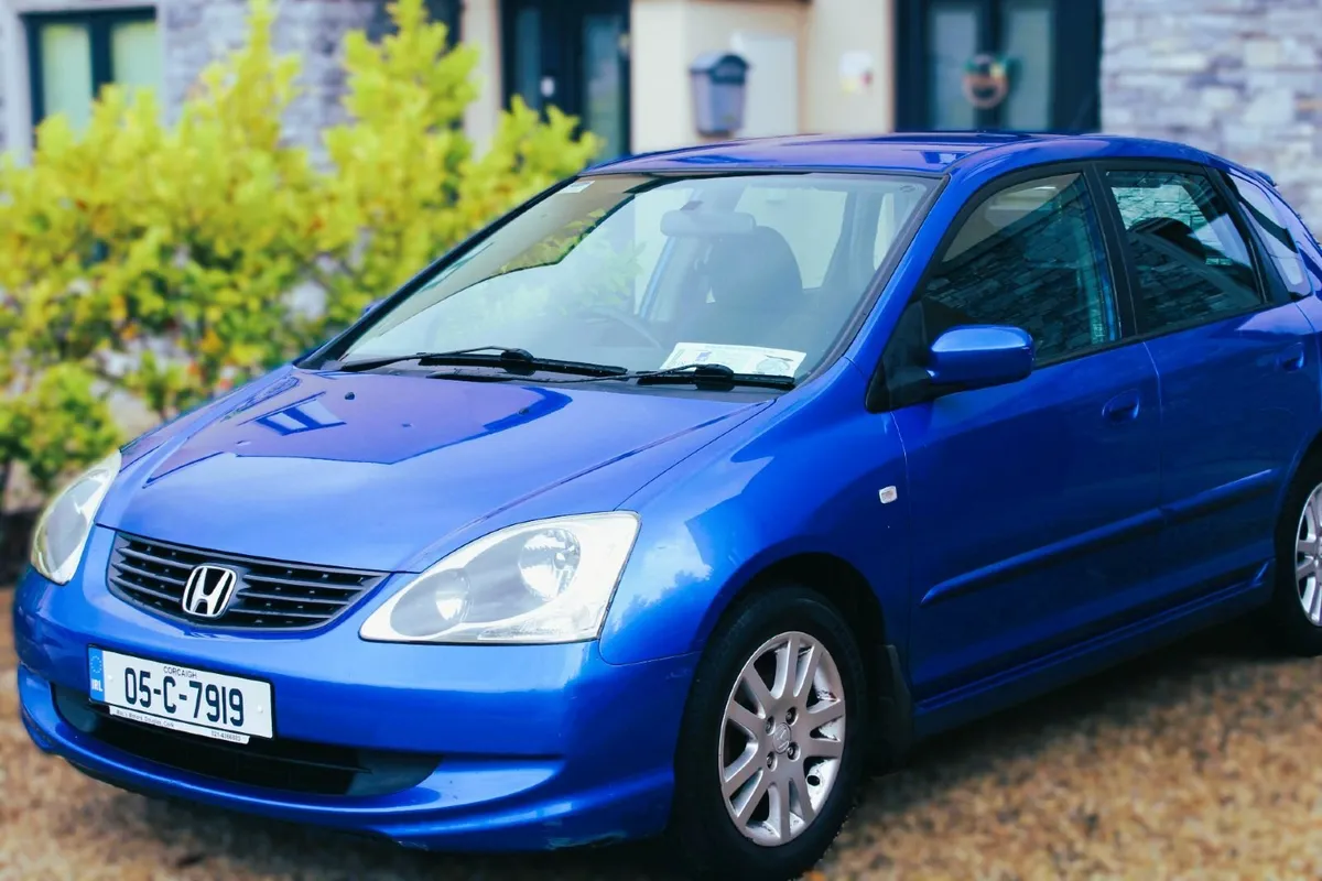 Honda Civic 2005 low mileage Excellent condition - Image 2