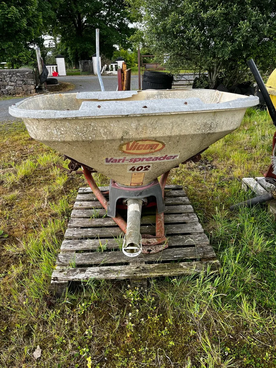 Fertilizer spreader - Image 1