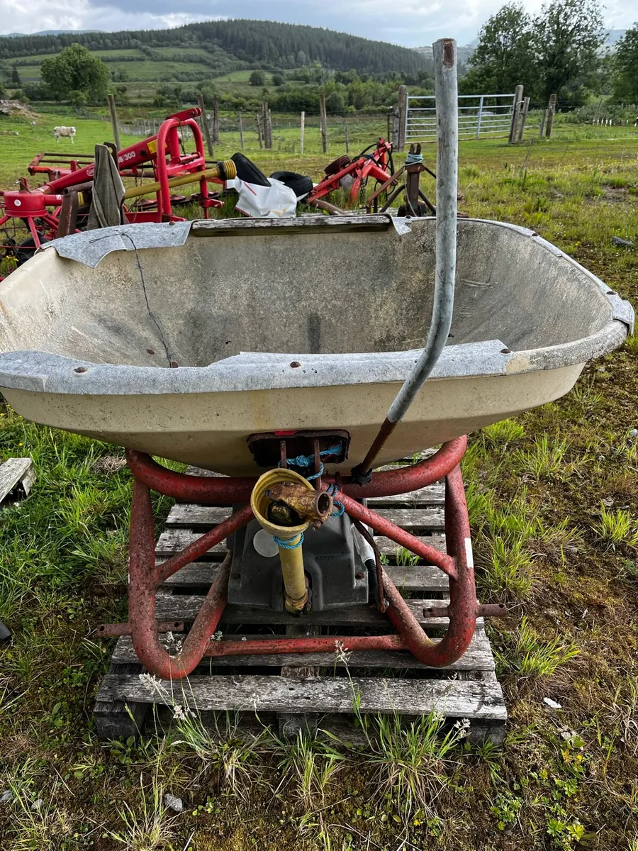 Fertilizer spreader - Image 2