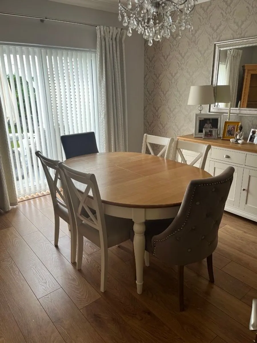 Round extendable dining table & 6 chairs - Image 1
