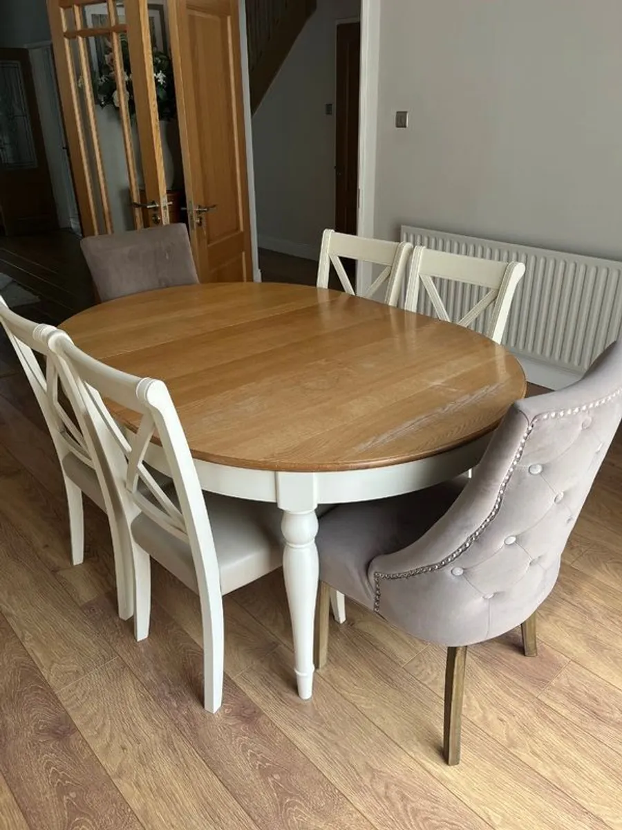 Round extendable dining table & 6 chairs - Image 2