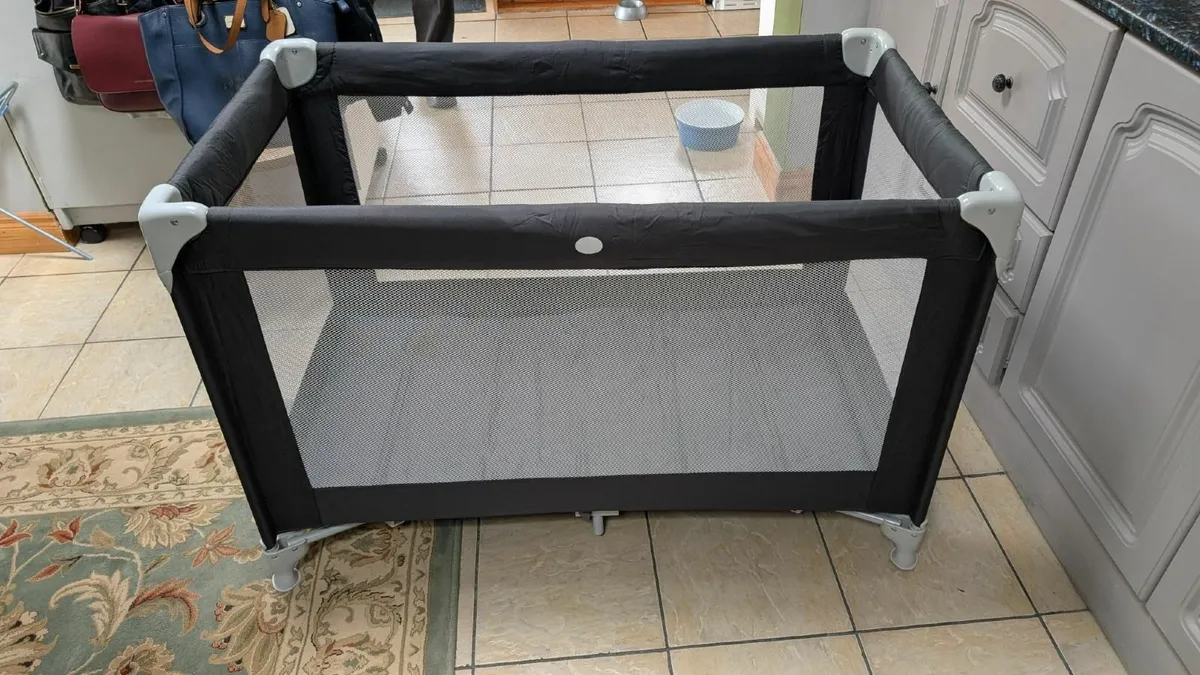 TRAVEL COT - Image 1
