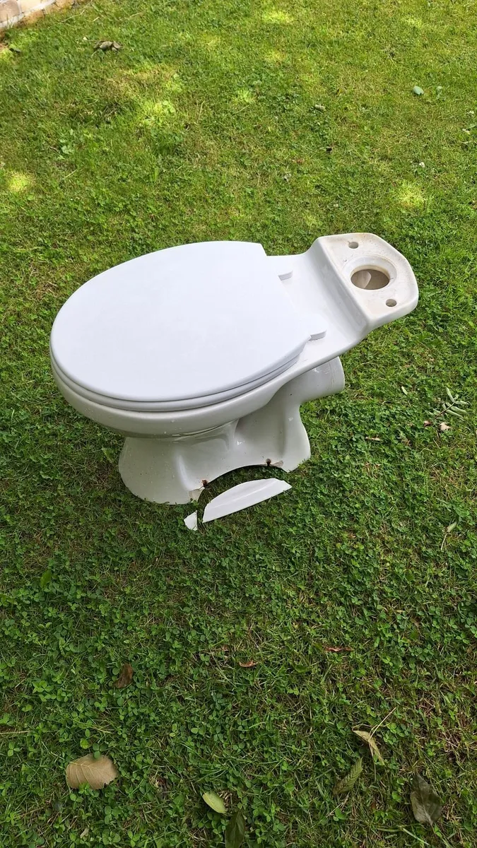 Toilet - Image 2