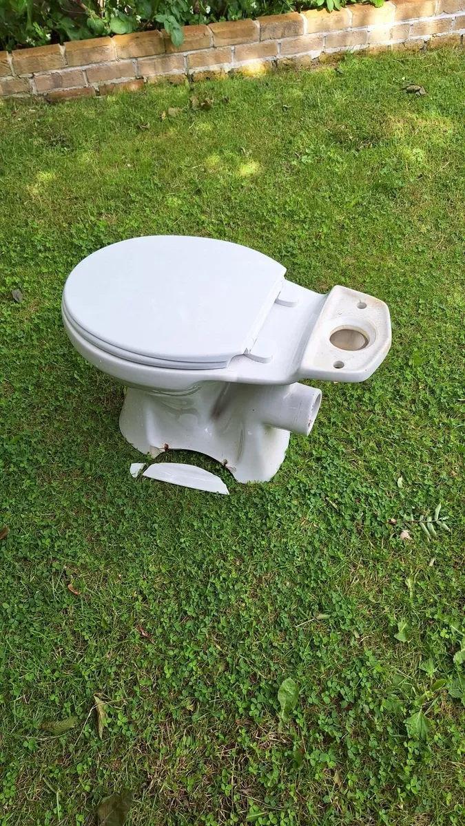Toilet - Image 4