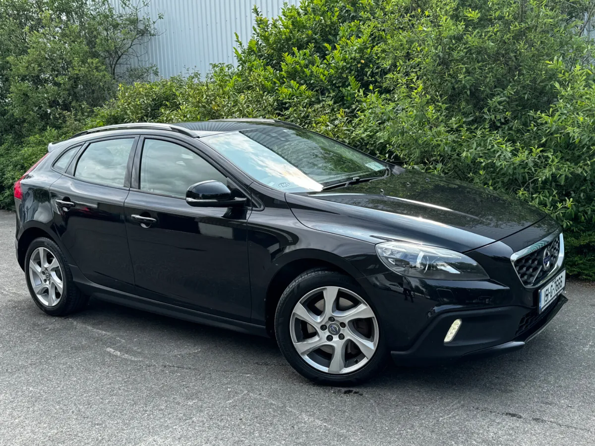 Volvo V40 D4 Twin Turbo Cross Country - Image 1