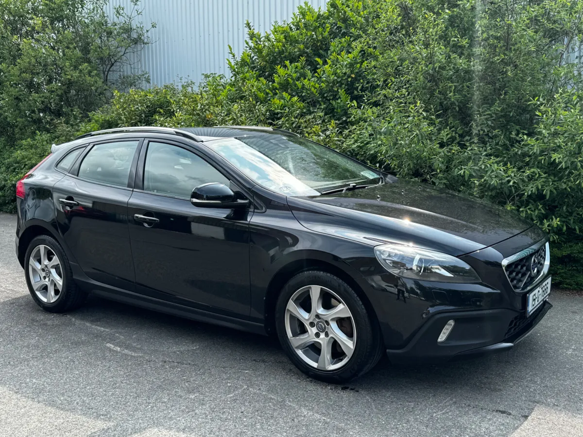 Volvo V40 D4 Twin Turbo Cross Country - Image 2