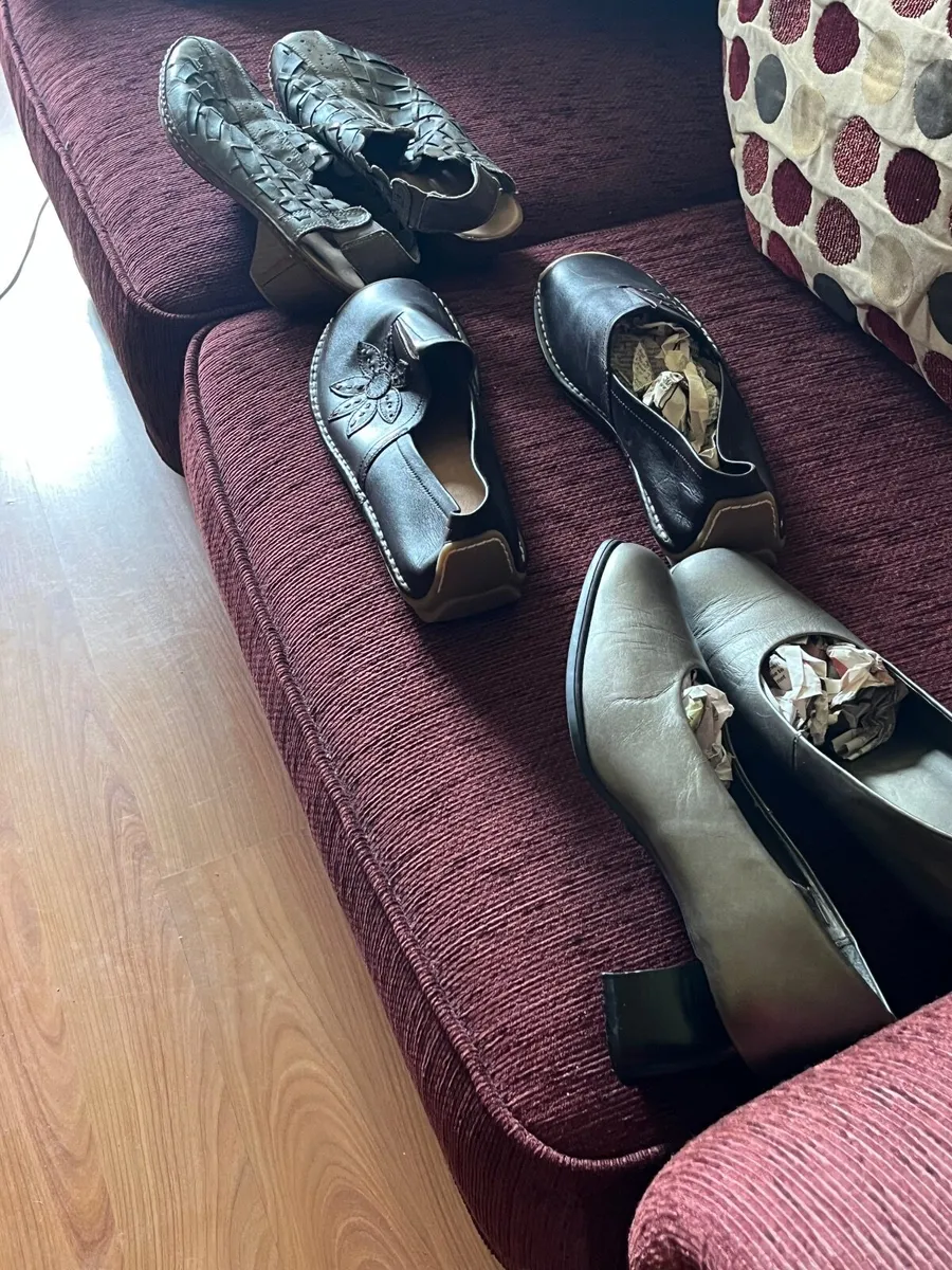 3 pair ladies shoes, 1 mirror & 1 occasional chair - Image 1