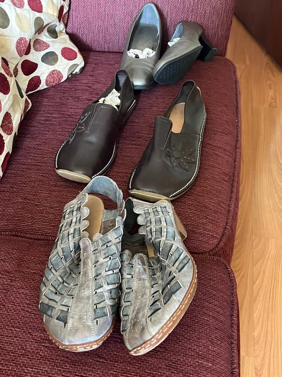 3 pair ladies shoes, 1 mirror & 1 occasional chair - Image 2