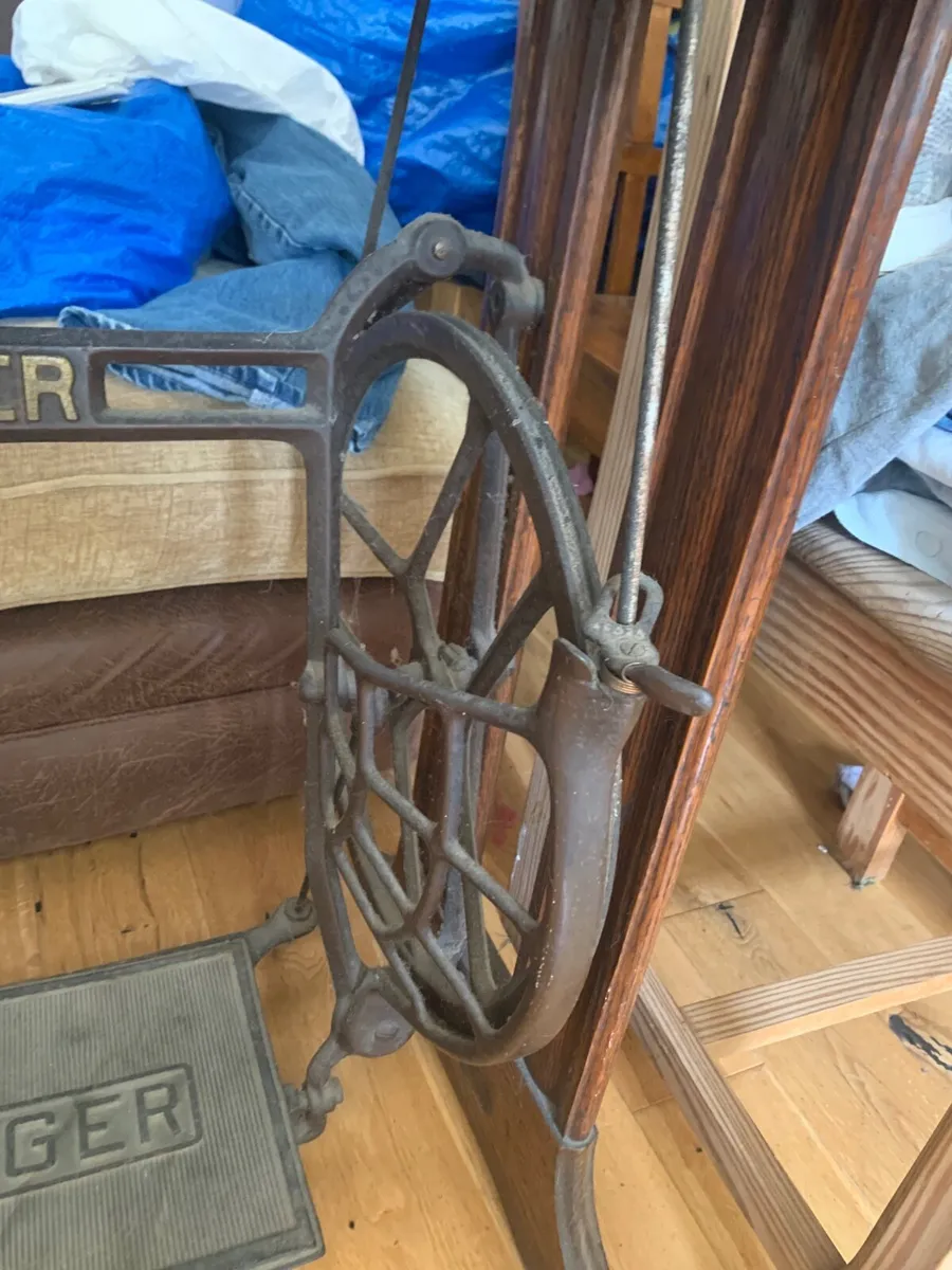 Singer sewing machine - Image 2