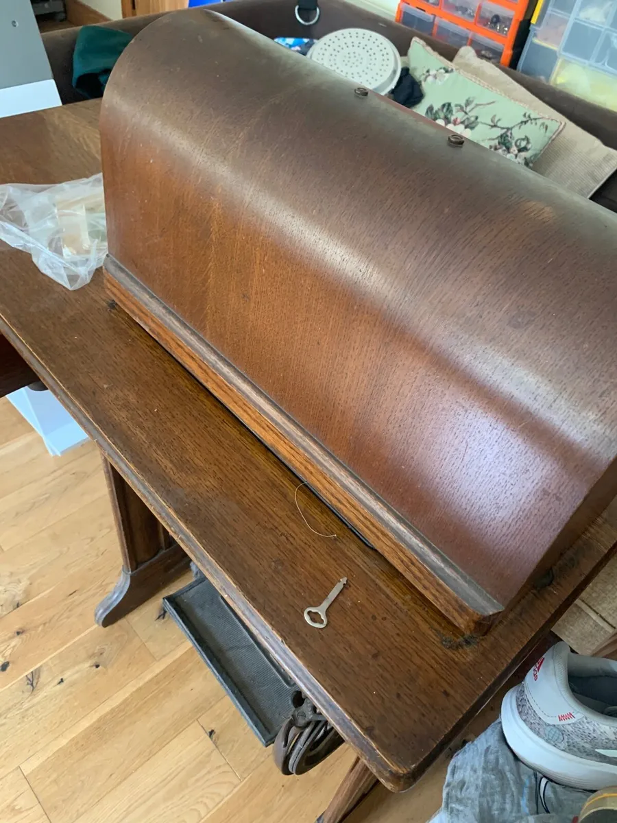 Singer sewing machine - Image 4