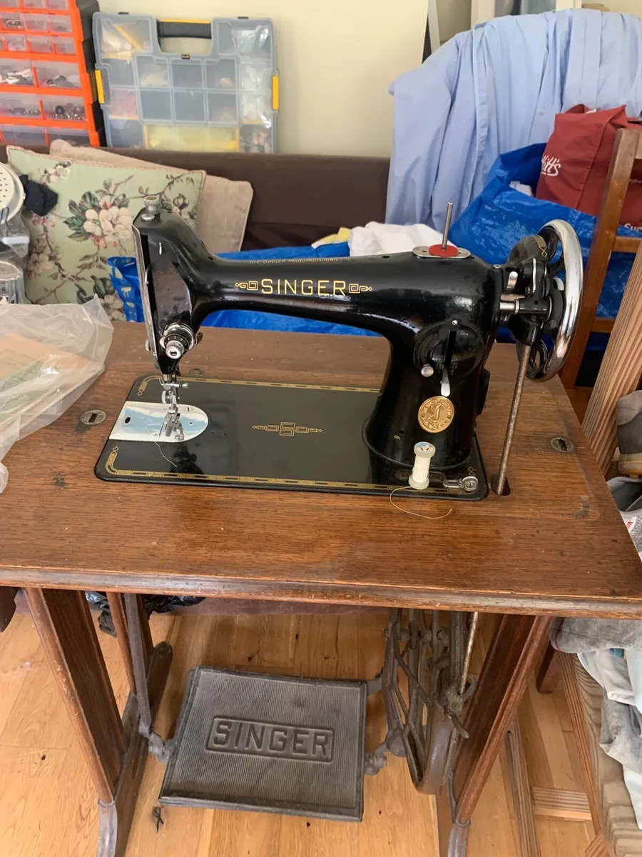 Singer sewing machine - Image 1