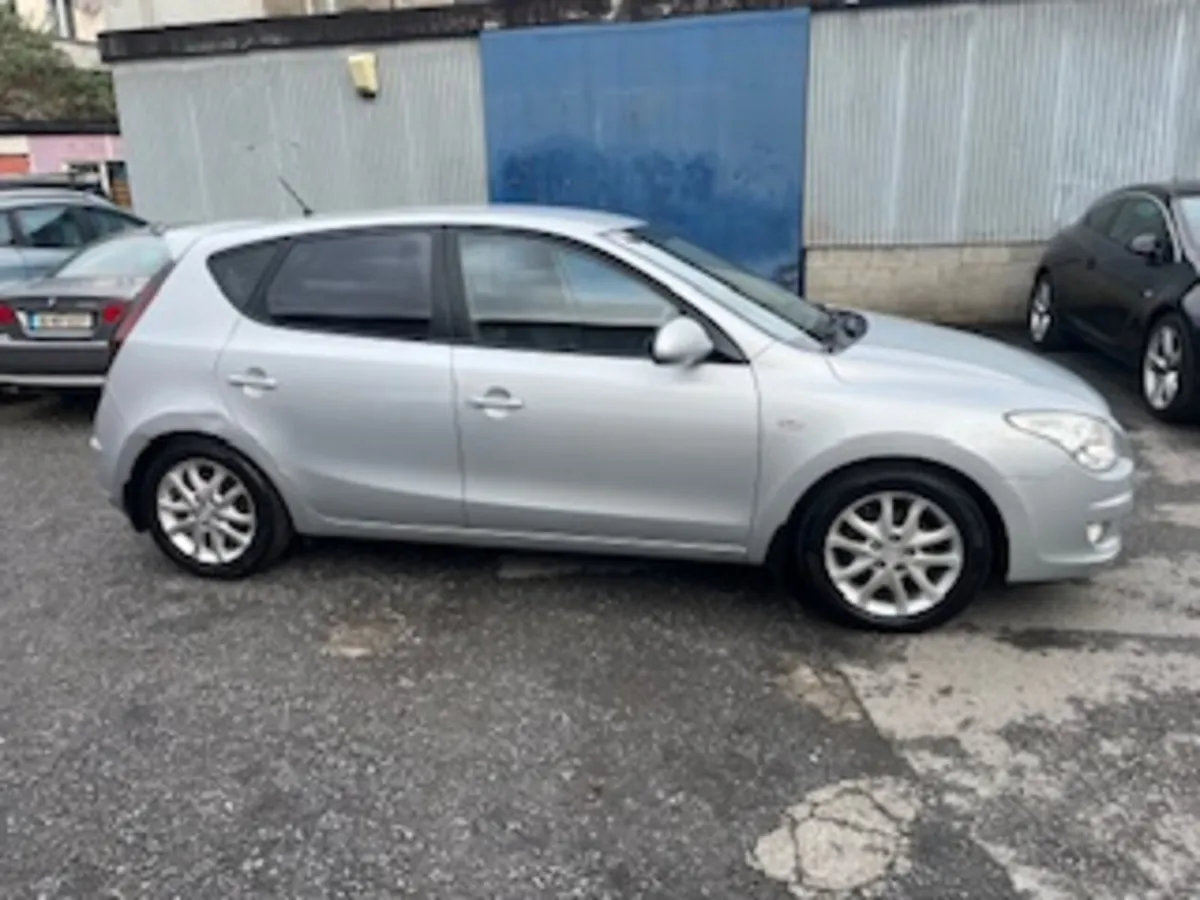 Hyundai i30 2010 - Image 2