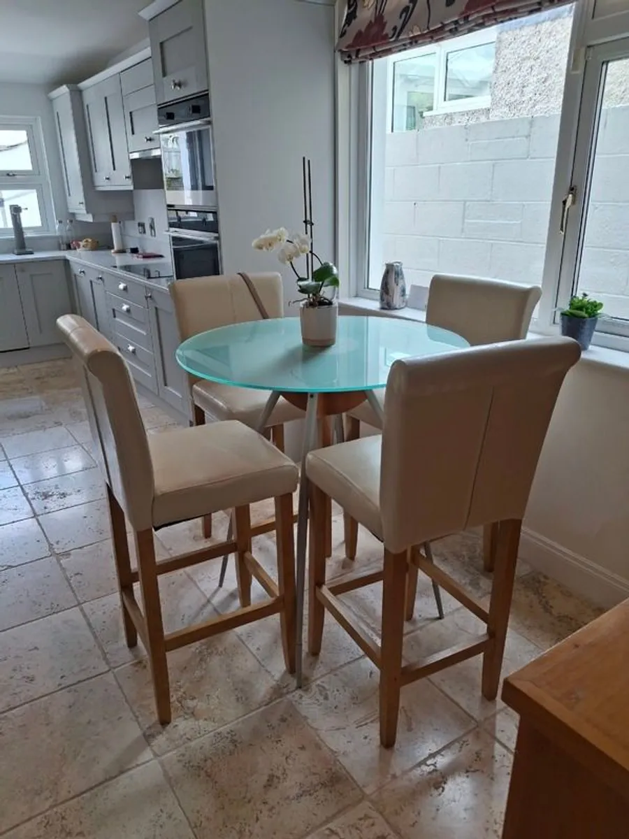 Kitchen Table and Chairs - Image 1