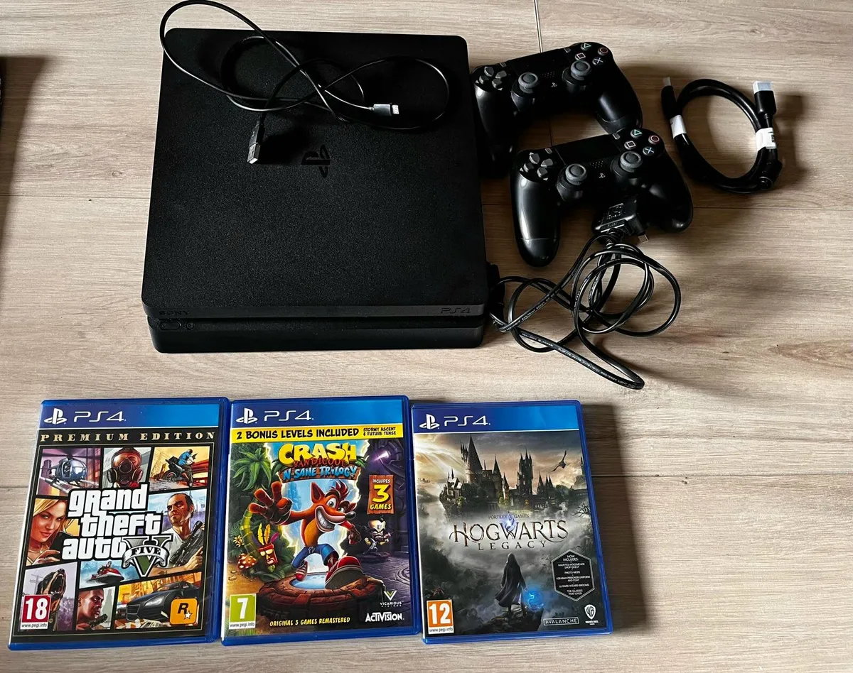 PlayStation 4 Slim 500GB, 2controllers and 3 Games