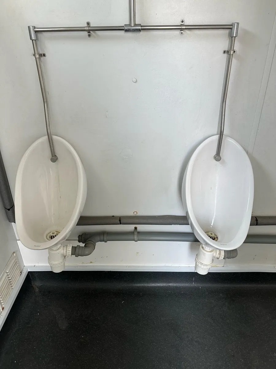 Toilet with shower - Image 4