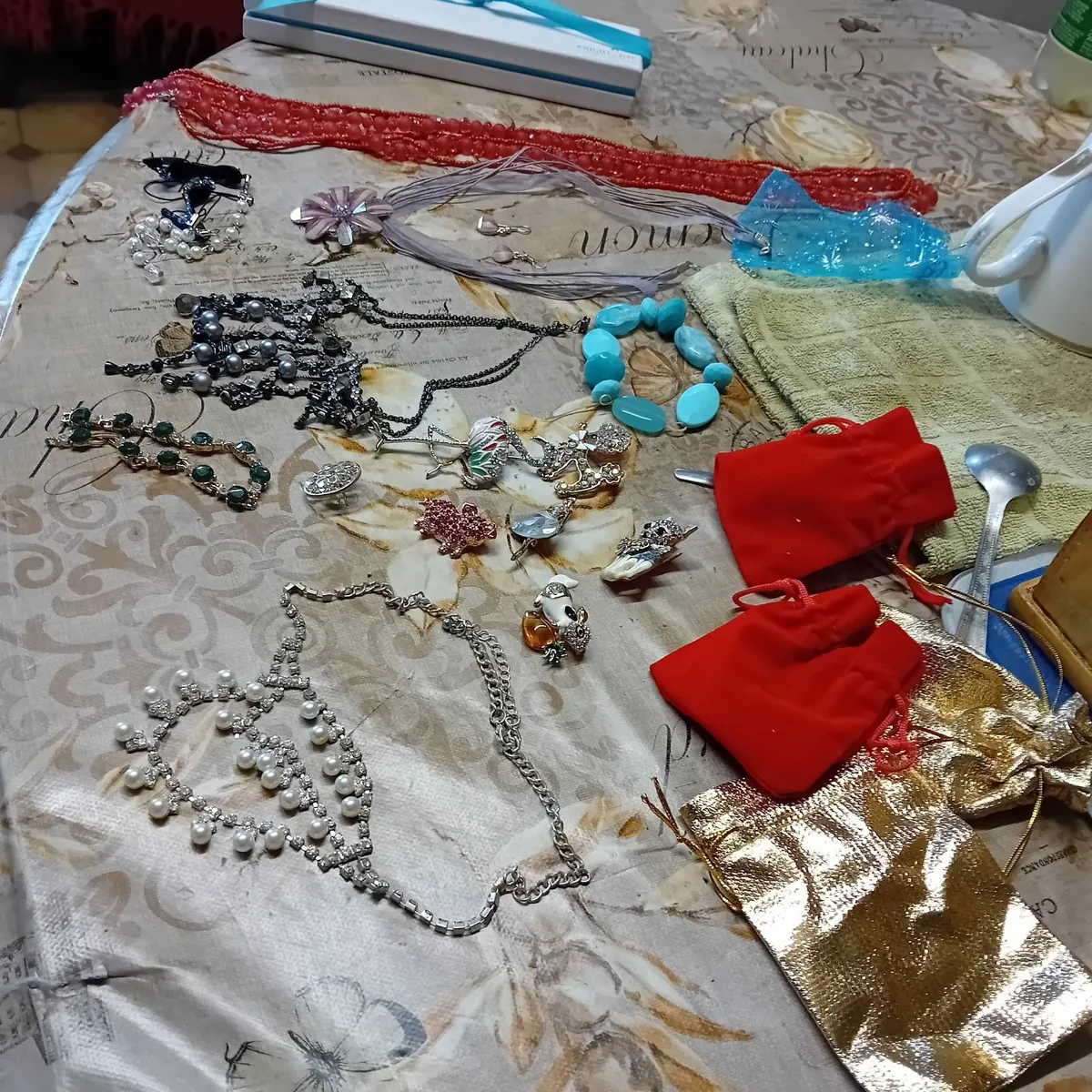 Lovely Broaches and other Jewellery - Image 1