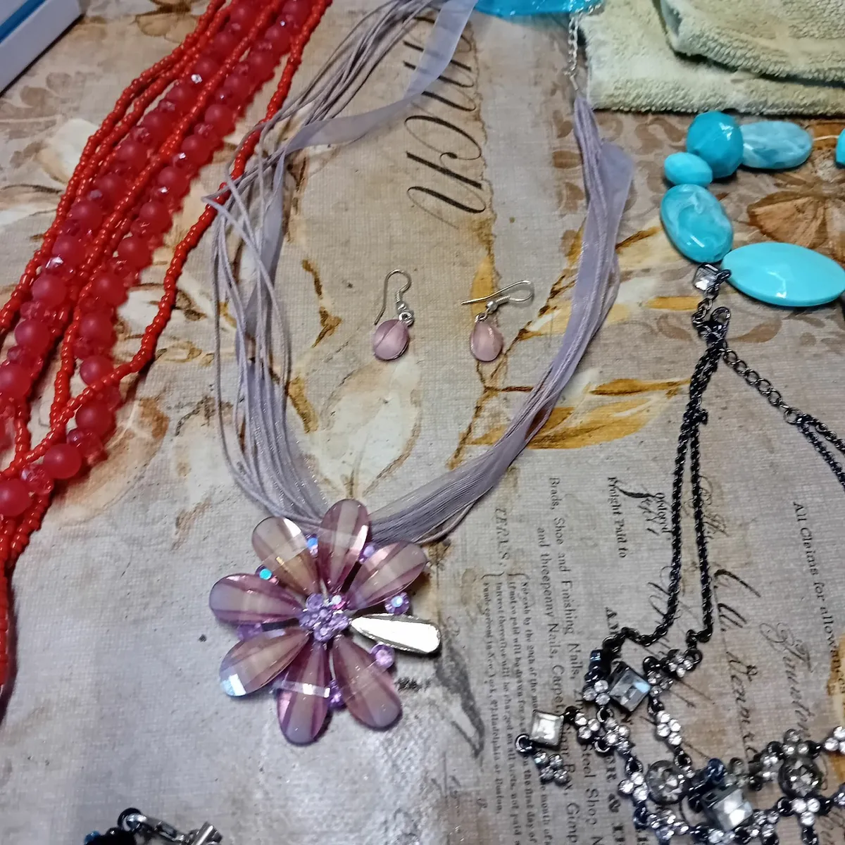 Lovely Broaches and other Jewellery - Image 2
