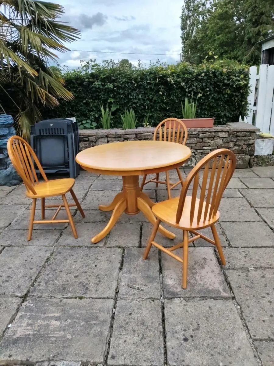 Circular Table and chairs - Image 1