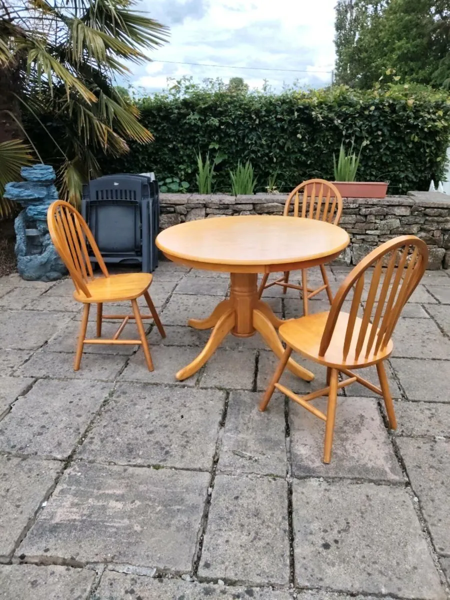 Circular Table and chairs - Image 2