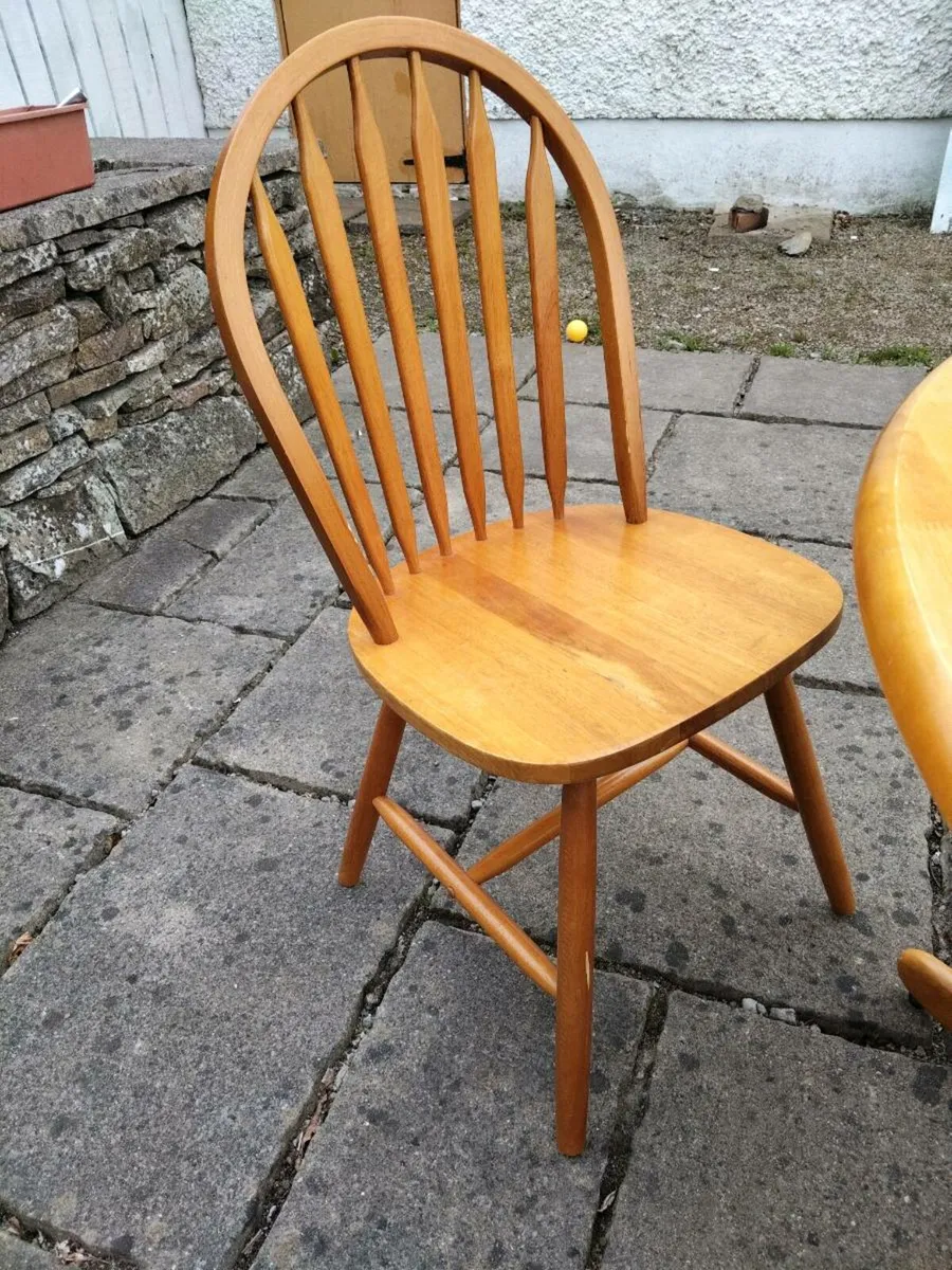 Circular Table and chairs - Image 3