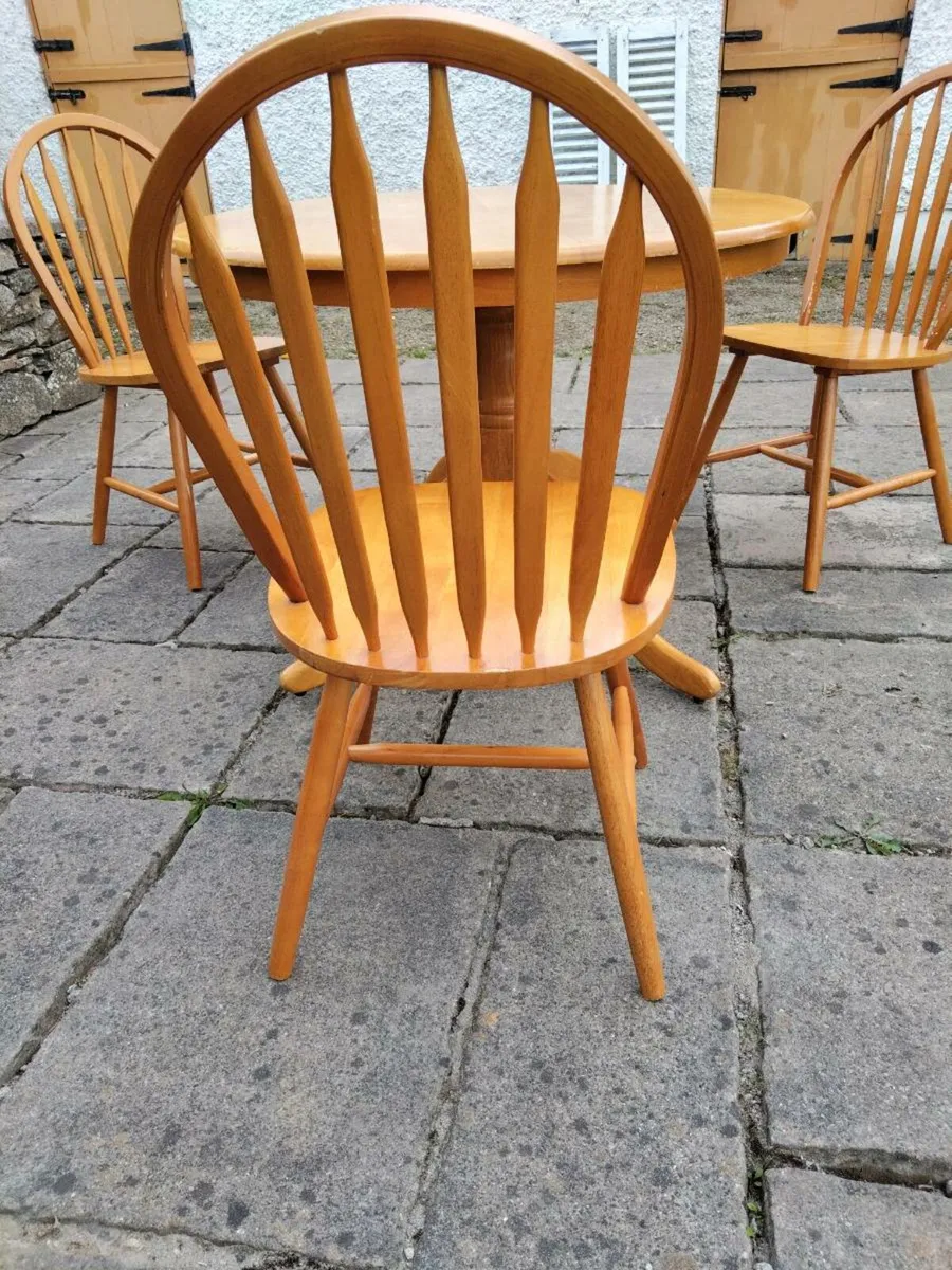 Circular Table and chairs - Image 4