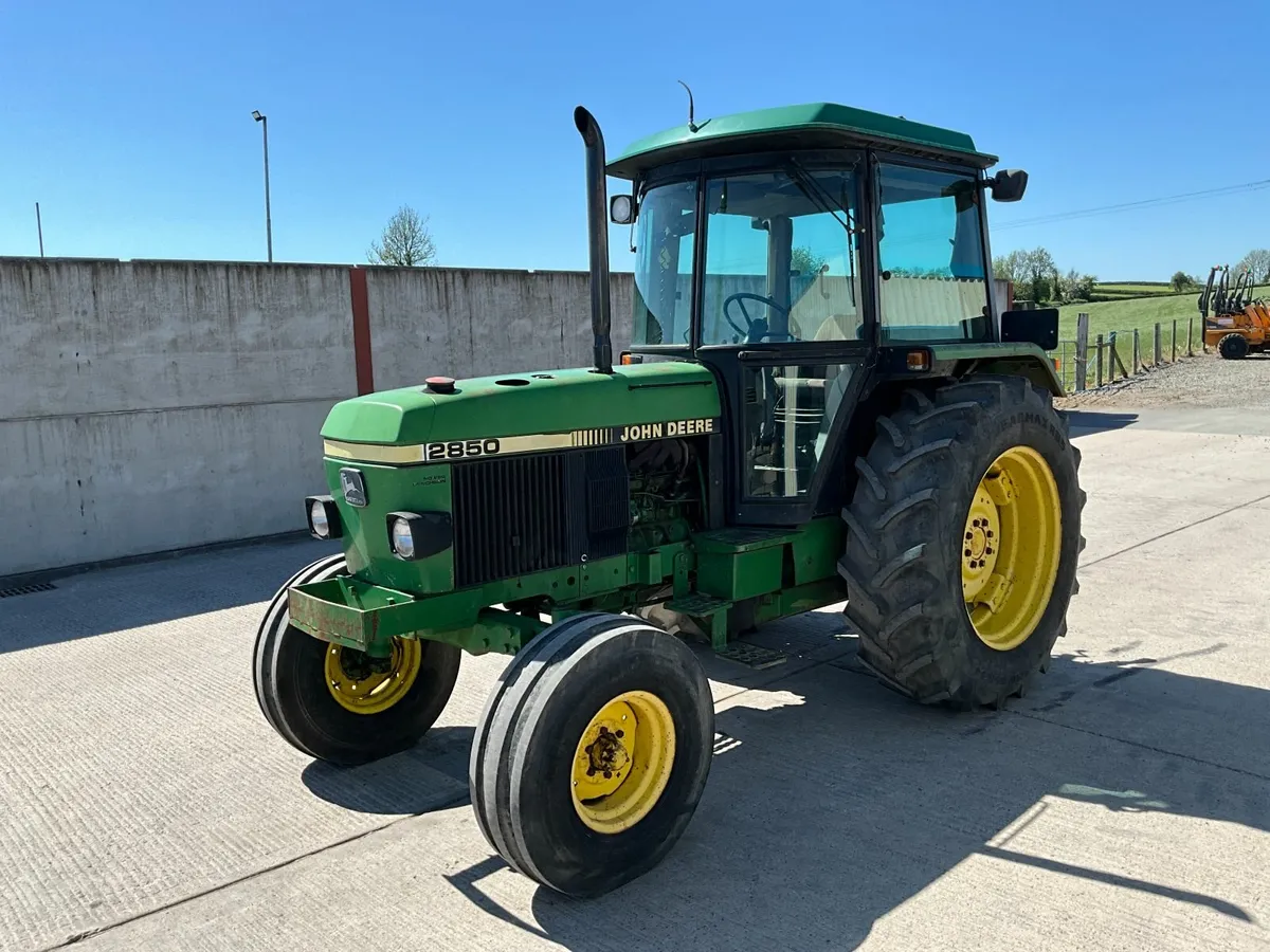 JOHN DEERE 2850 2WD TRACTOR - Image 1