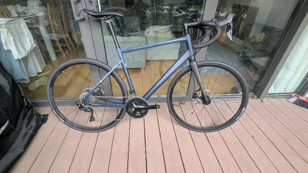 Triban RC520 Shimano 105 Road Bike - Image 1