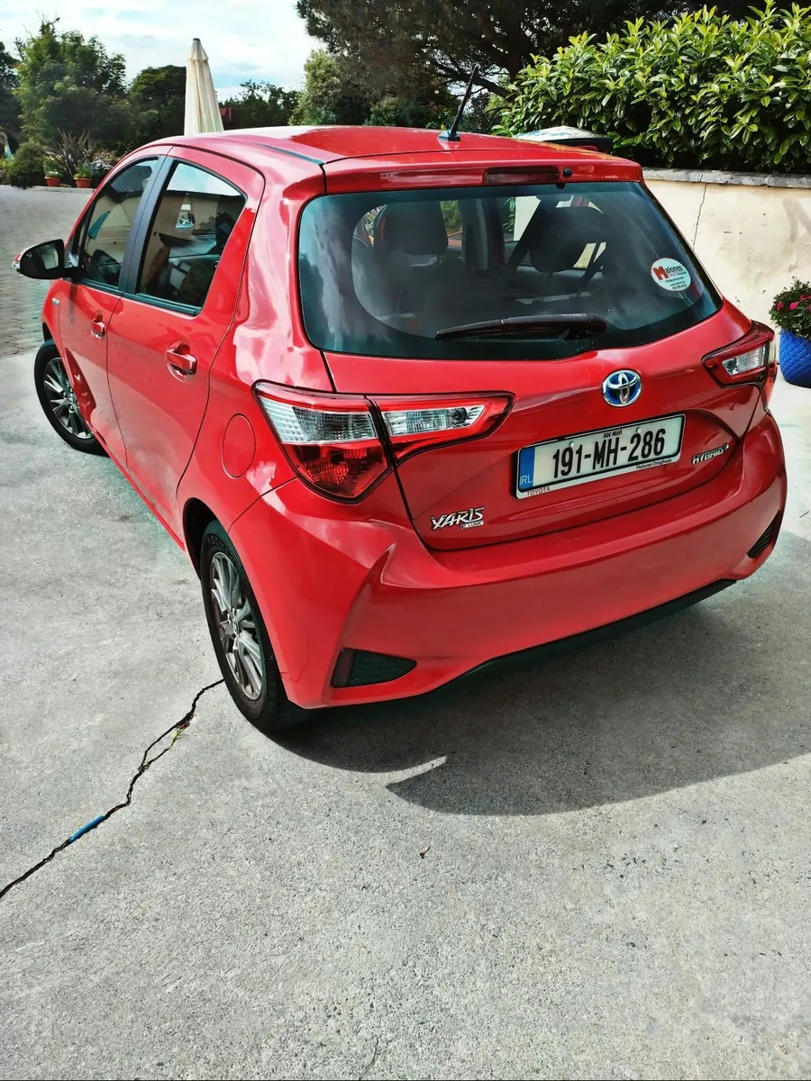 2019 Toyota Yaris Hybrid Luna - Image 2