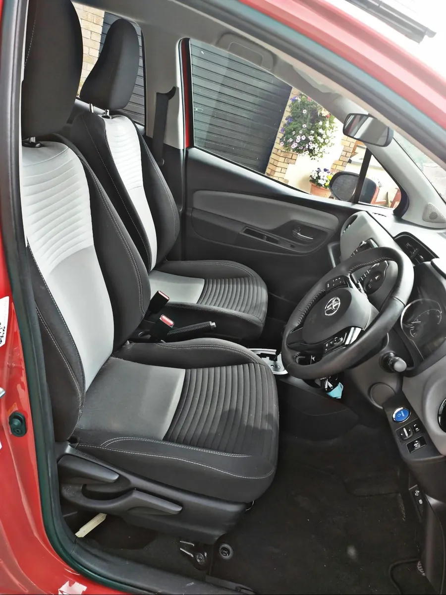2019 Toyota Yaris Hybrid Luna - Image 3