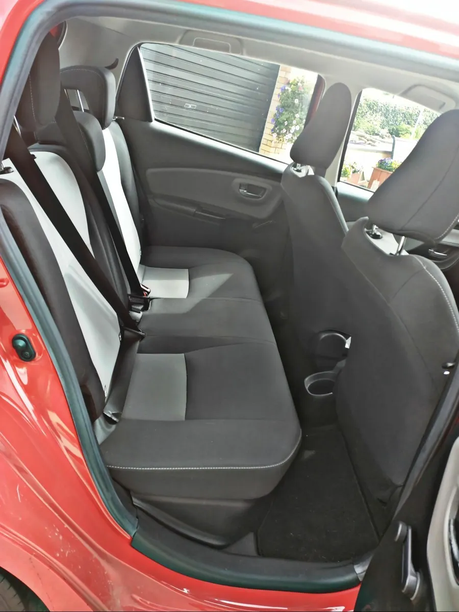 2019 Toyota Yaris Hybrid Luna - Image 4