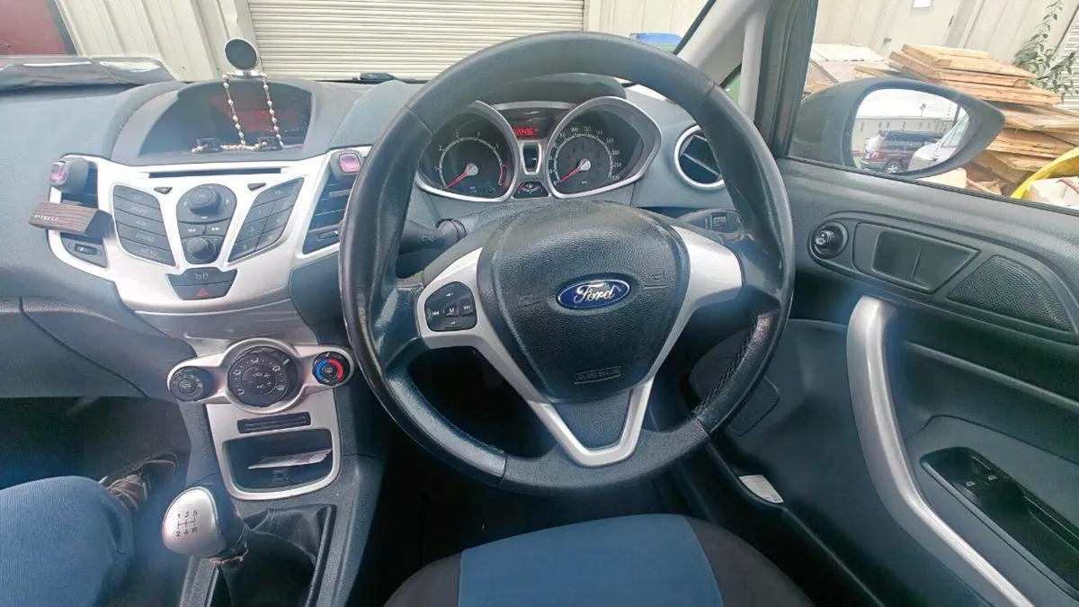 Ford Fiesta 2011 - Image 2
