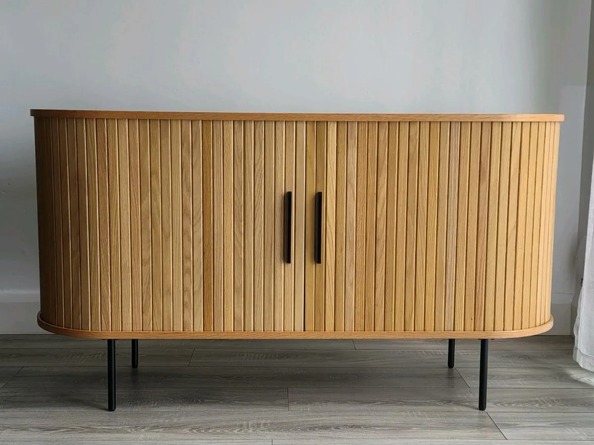 Beautiful Oak sideboard with concertina doors - Image 1