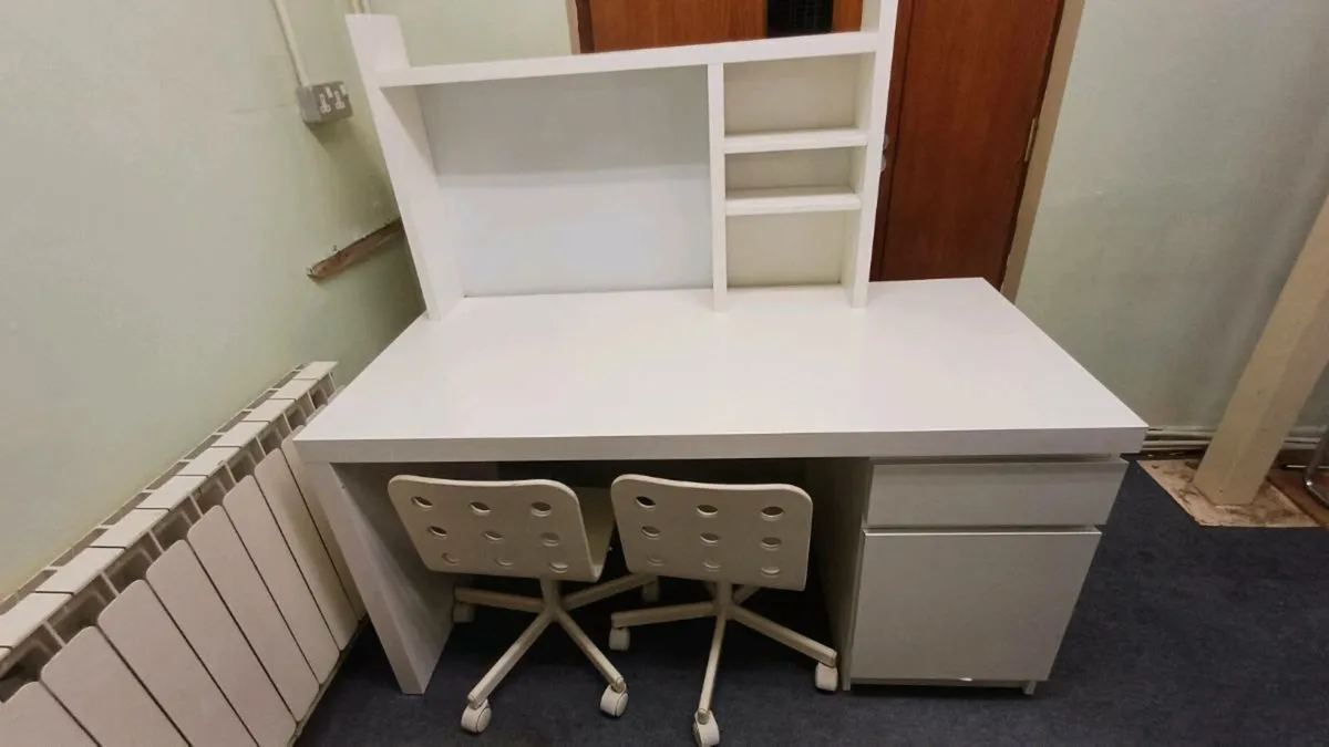 Desk with chairs - free delivery - Image 1