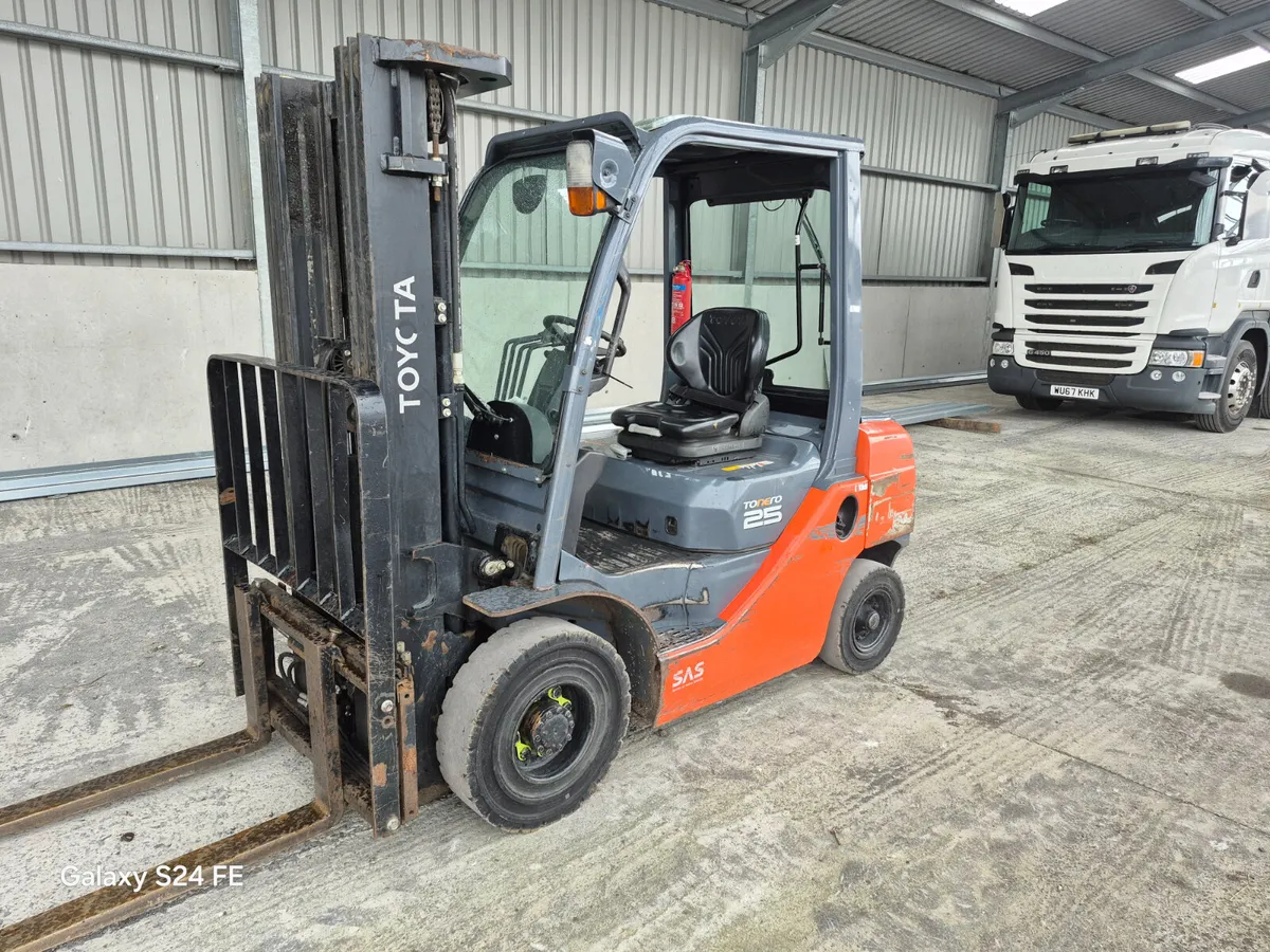 Toyota forklift - Image 1
