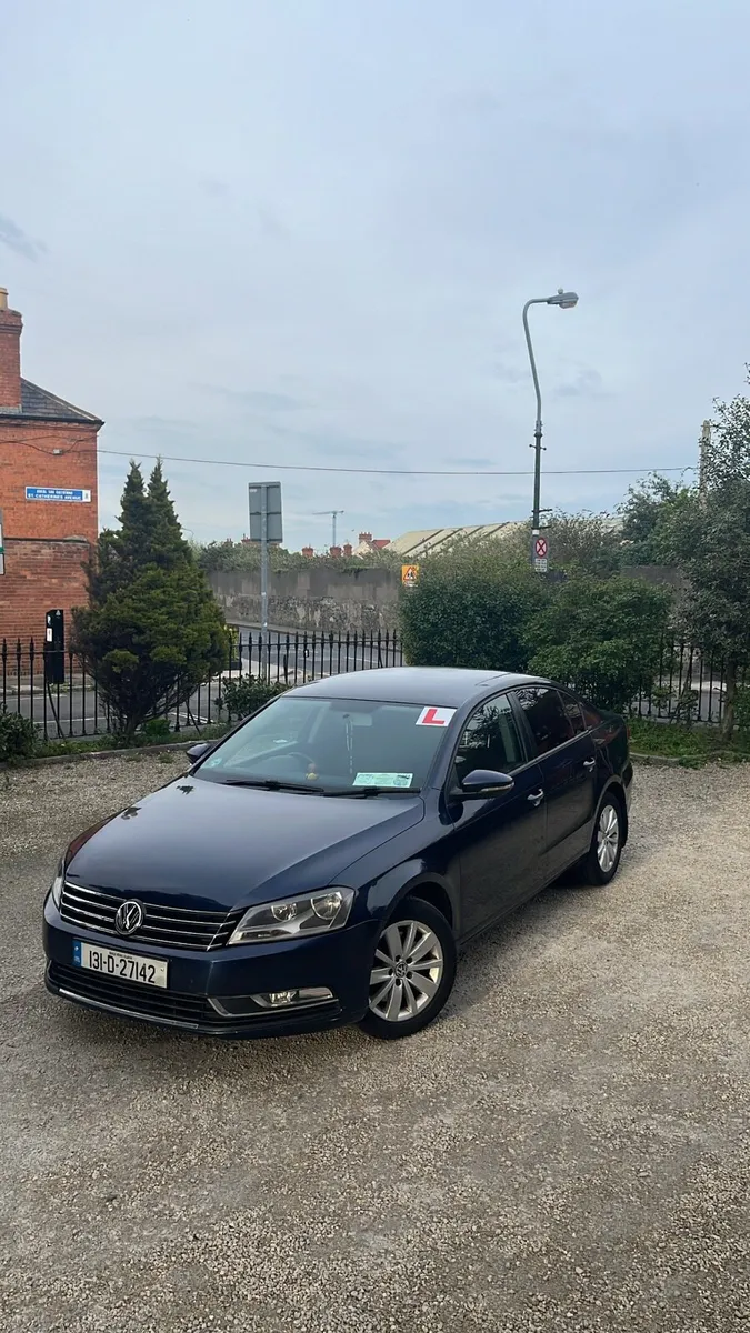 Volkswagen Passat 2013 - Image 2