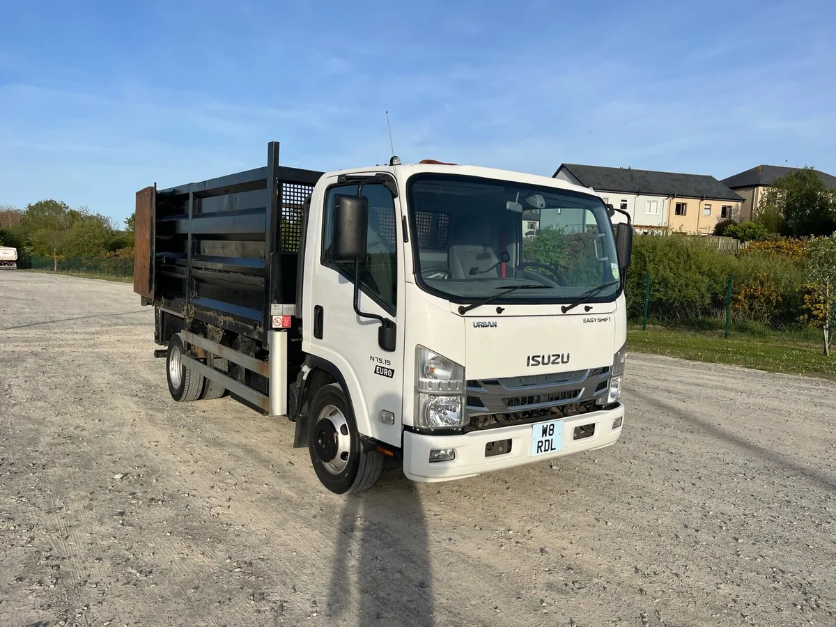 Isuzu 7.5 ton tipper LOW KMs - Image 1