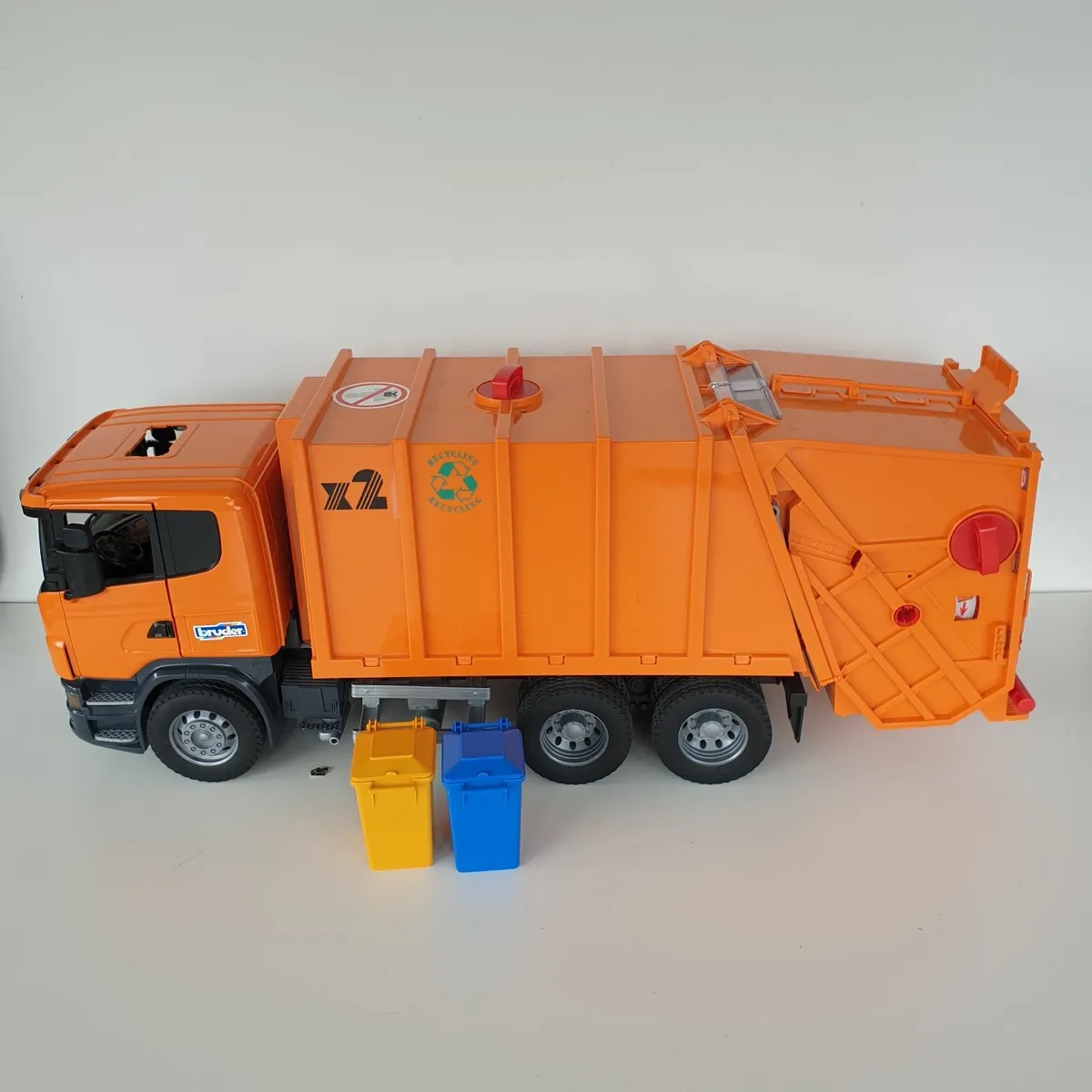 Bruder Scania orange bin lorry with bins large - Image 1