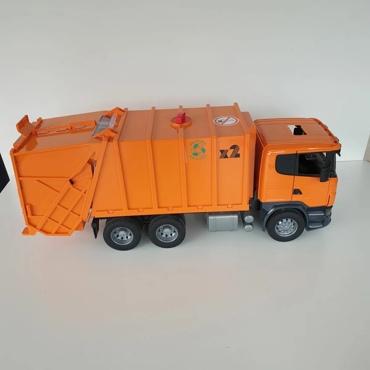 Bruder Scania orange bin lorry with bins large - Image 2