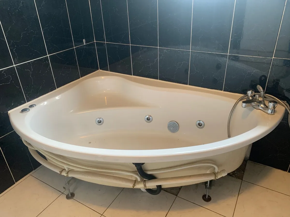 Bath jacuzzi