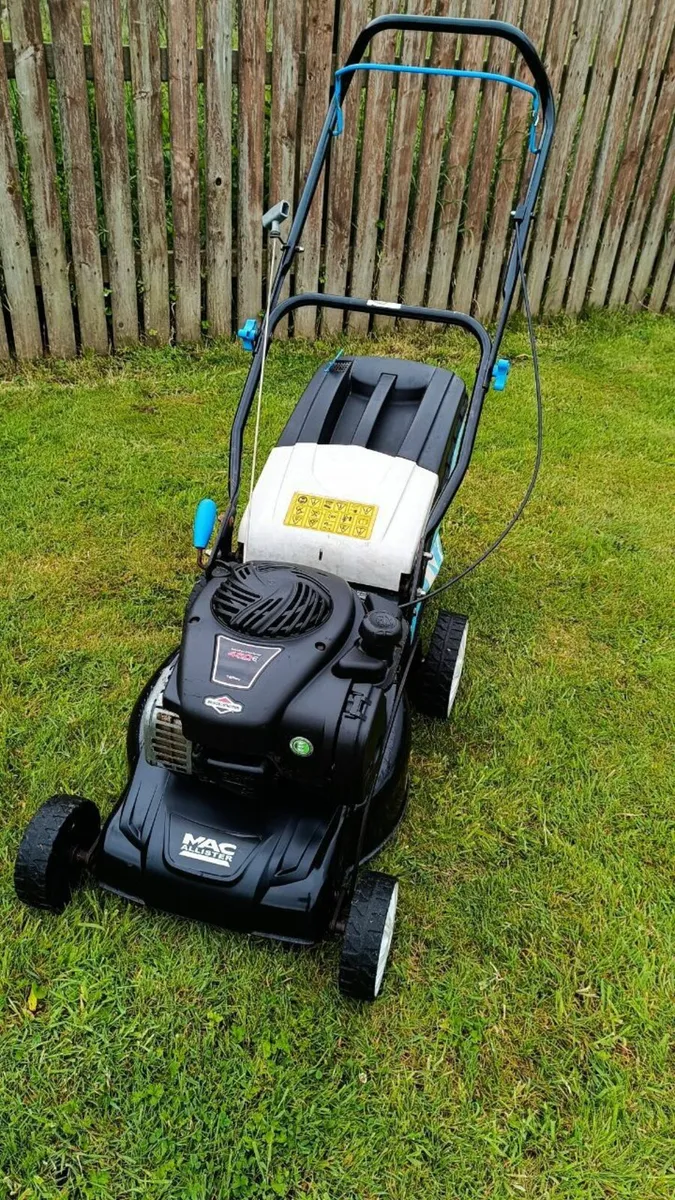 Lawnmower   Briggs and Stratton. - Image 1