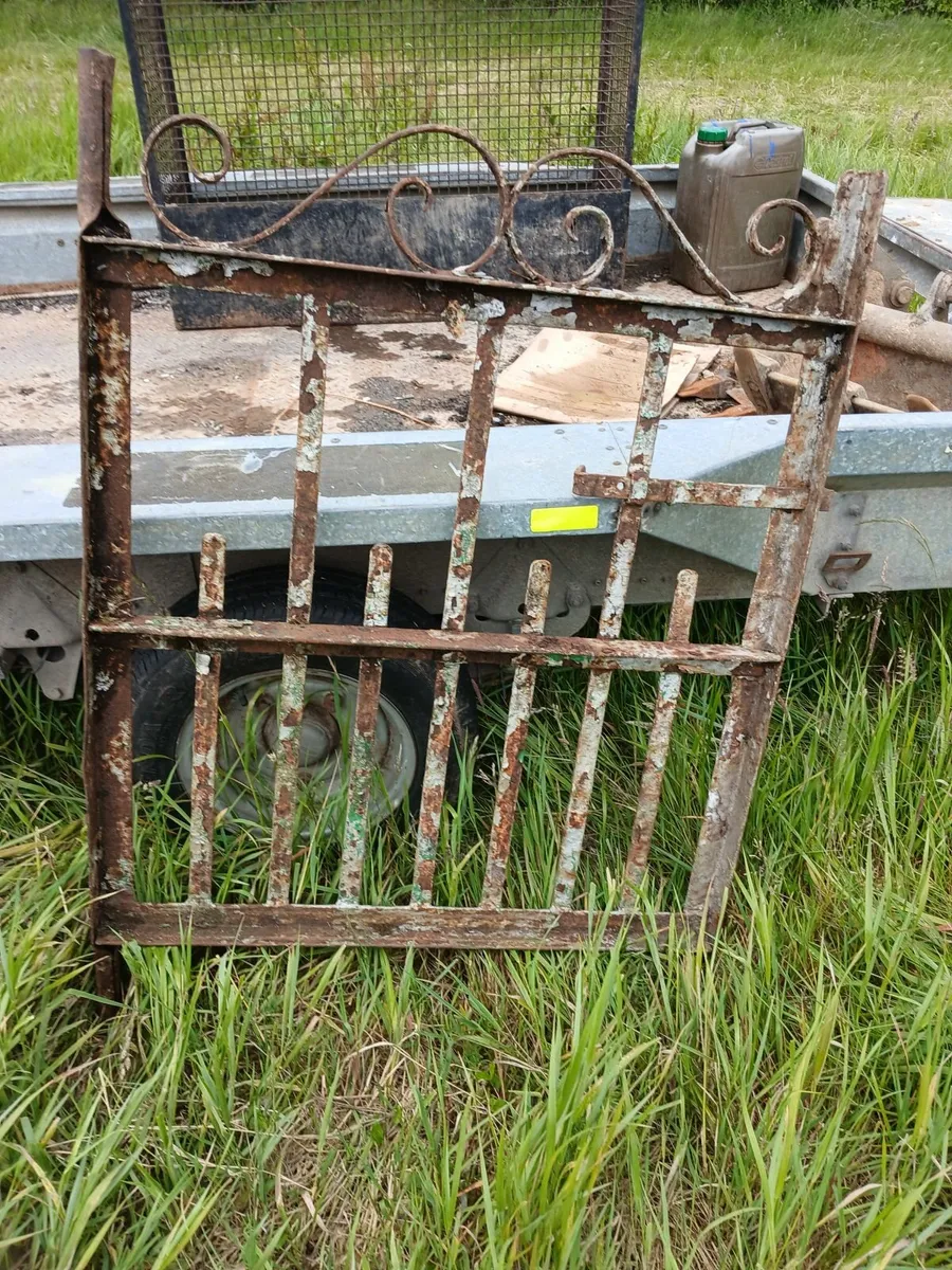 Old gate - Image 1