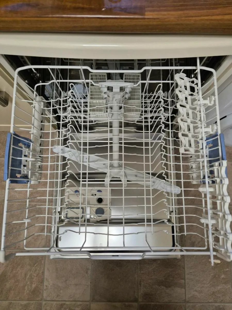 Whirlpool Freestanding Dishwasher - Image 3